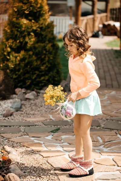 Niña Flores Altramuz Amarillo Jardín Concepto Salud Medicina Alergias — Foto de Stock