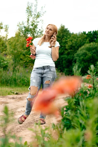 Descanse Livre Uma Mulher Meia Idade Sozinha Natureza Verão — Fotografia de Stock