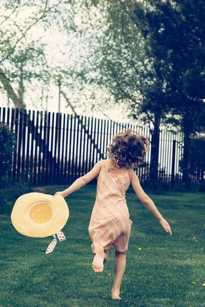Uma Menina Chapéu Amarelo Verão Férias Seu Espaço — Fotografia de Stock