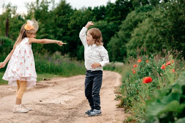 Pojke Och Flicka Friska Luften Kommunikation Med Naturen Begreppet Vardag — Stockfoto