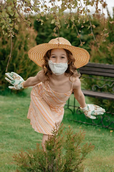 Uma Menina Uma Máscara Médica Sobre Natureza Unidade Com Natureza — Fotografia de Stock