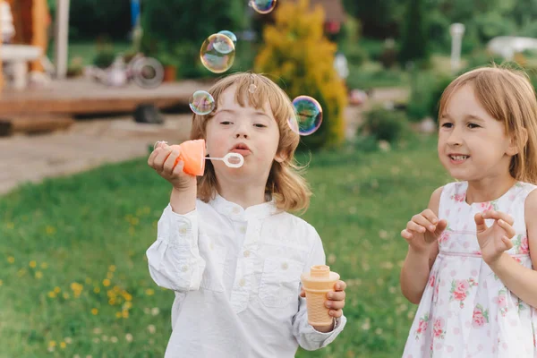 Pojke Och Flicka Friska Luften Kommunikation Med Naturen Begreppet Vardag — Stockfoto