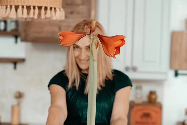 Mujer Rubia Posando Cocina —  Fotos de Stock