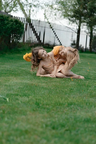 夏の母と娘 ライフスタイルコンセプト — ストック写真