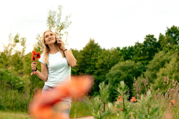 Rest Fresh Air Middle Aged Woman Alone Nature Summer — Stock Photo, Image