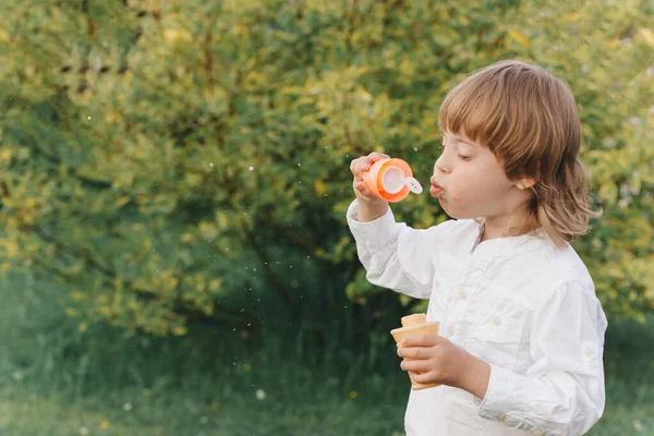 夏の自然の中で幸せな赤ちゃんの男の子 ダウン症候群 — ストック写真