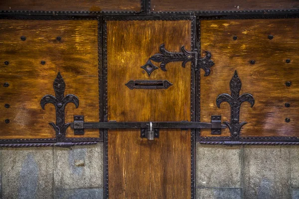 Madeira medieval porta antiga com fechadura e frisos — Fotografia de Stock