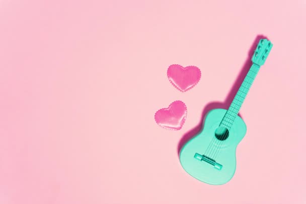 Kreatív koncepció Valentin nap ünnep lapos stop mozgás média videó videó videó videó felvétel ukulele Hawaii gitár játszik dal szívvel repül.