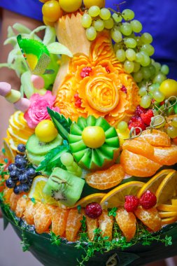 Meyve çeşitli dekore edilmiş sepete
