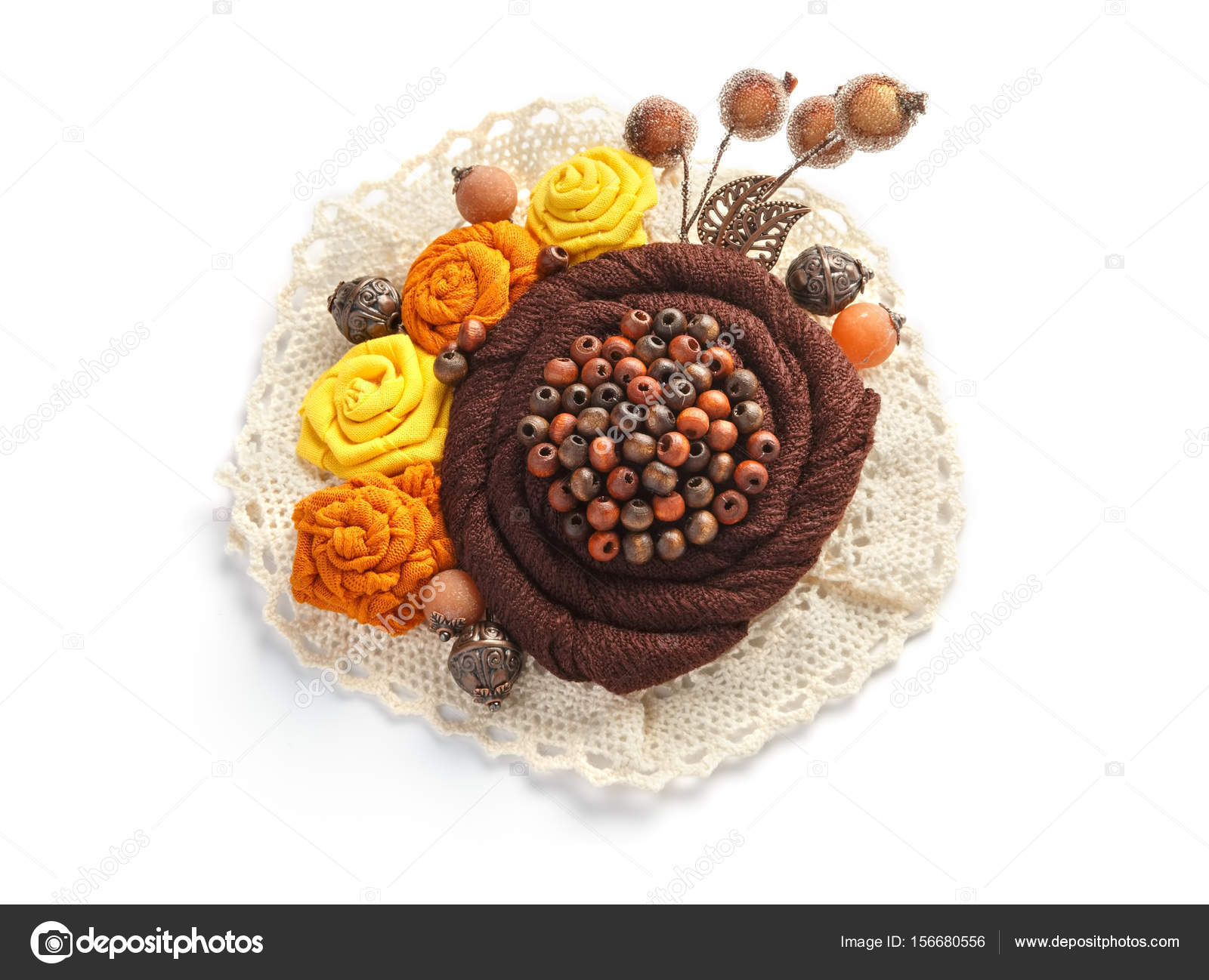 生地から茶色の花から成るスタイリッシュな手作りブローチ ストック写真 C Ovbelov