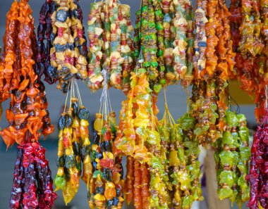 Çok çok renkli sağlıklı cevizli sucuk sunuyor satış için