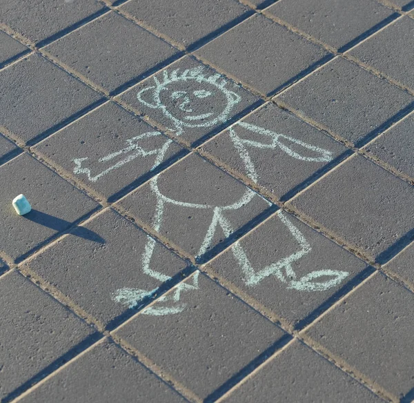 Funny drawing of a man by chalk on the asphalt — Stock Photo, Image