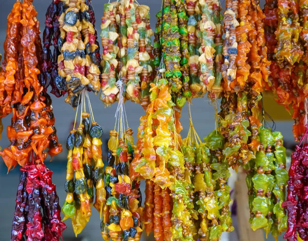 Çok çok renkli sağlıklı cevizli sucuk sunuyor satış için