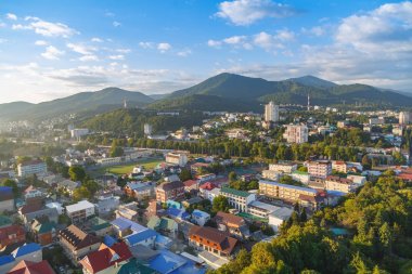 Lazarevskoe, Soçi, Krasnodar bölgesi, 5 Temmuz 2017: Yaz aylarında gün batımında Lazarevskoe Merkezi şehir, Soçi, görüntüsü