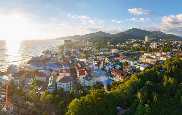 Lazarevskoe, Soçi, Krasnodar bölgesi, 5 Temmuz 2017: Lazarevskoe city, Soçi, yaz aylarında gün batımında panoramik manzaralı