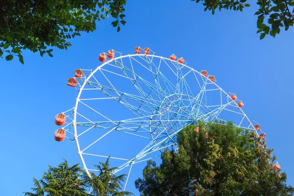 The biggest ferris wheel in the amusement park in Russia — Stock Photo, Image