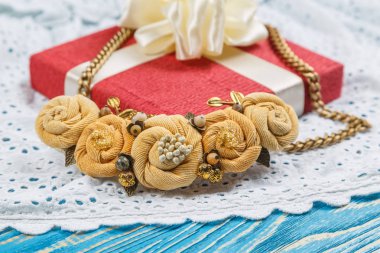 El yapımı şeftali renginde kolye hediye kutusu arka plan üzerinde kapat