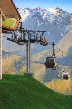 Karlı dağlar arka plan üzerinde garından Engadin'in sürücü