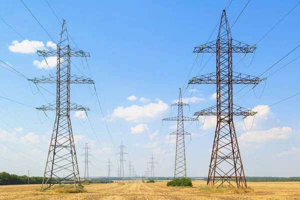 Le linee elettriche ad alta tensione passano attraverso campi gialli — Foto Stock