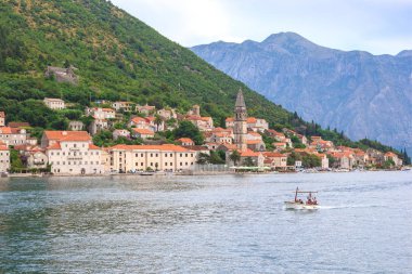 Perast, Karadağ - 6 Ağustos 2014: Perast görünümü deniz tarafında şehirden. Perast Karadağ sahil üzerinde güzel kasaba ve Kotor Körfezi üzerinde bulunan