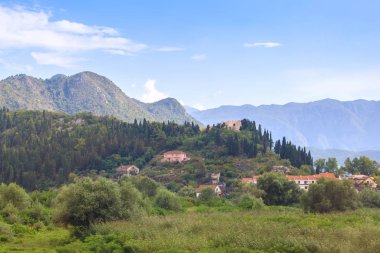 Karadağ, yaz günü Avrupa'da tepelerde eteğindeki küçük köyün görünümü