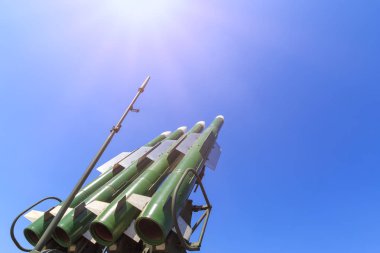 Kendinden tahrikli sisteminin Buk M2 ile mavi gökyüzü arka plan üzerinde dört füze Launcher