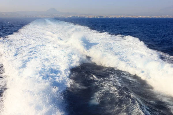 Su sıçramalarına ve yüksek hızlı bir gemi arkasında su jetleri