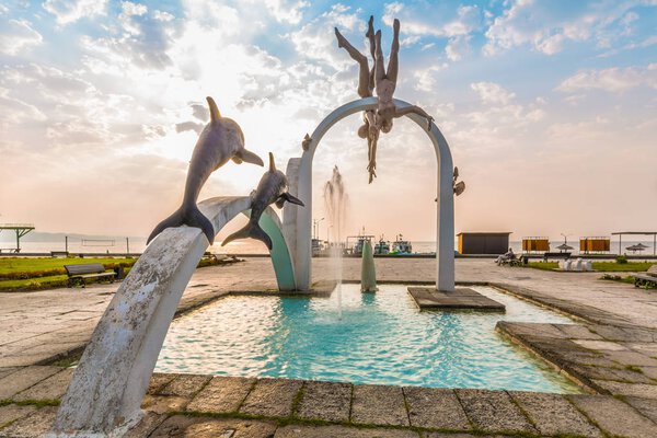 ПИЦСУНДА, АБХАЗИЯ, 23 СЕНТЯБРЯ 2017 г.: Знаменитая скульптурная композиция "Море", изображающая водолазов, в центральной части Пицунды
