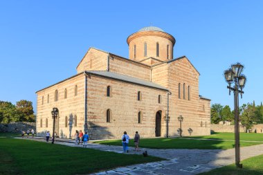 Pitsunda, Abhazya'da, 19 Eylül 2017: Antik ataerkil katedralde sıcak yaz günü akşam Pitsunda havari Andrew onuruna