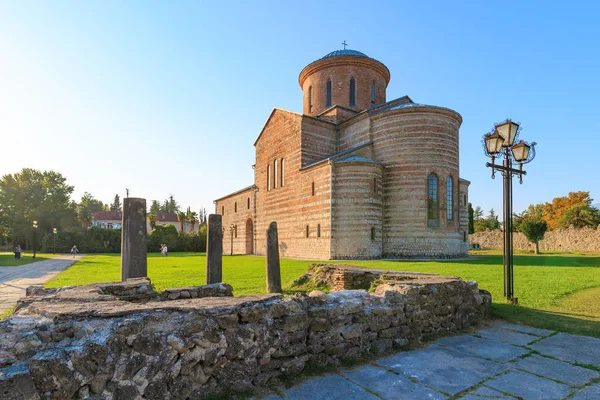 PITSUNDA, ABKHAZIA, SEPTEMBER 19, 2017: Ancient Patriarchal Cathedral in honor of the Apostle Andrew in Pitsunda in summer day — Stock Photo, Image