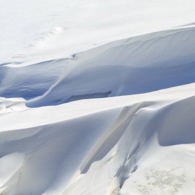 Güneşli bir kış kaprisli büyük snowdrifts