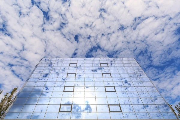 구름과 태양은 현대적인 건물의 창의 유리에 반영 됩니다. 하단 보기 — 스톡 사진
