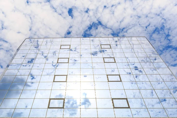 블루 구름은 현대적인 건물의 창의 유리에 반영 됩니다. 하단 보기 — 스톡 사진
