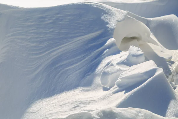 Fantastische Schneewehen an einem sonnigen Wintertag — Stockfoto