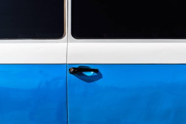 Mavi bir kapı, kilit ve eski model bir araba siyah renkli gözlük parçası