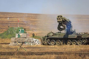 Novocherkassk, Rusya Federasyonu, 26 Ağustos 2017: modern Rus savaş mühendis makine IMR-2 askeri eğitim alanı iş sürecinde yaz gününde zırhlı.