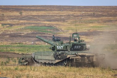Novocherkassk, Rusya Federasyonu, 26 Ağustos 2017: Beceri için bir ekipman ile Modern Rus tankı