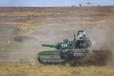 Novocherkassk, Rusya Federasyonu, 26 Ağustos 2017: Rus modern T-90 tankı askeri eğitim alanı taşıma