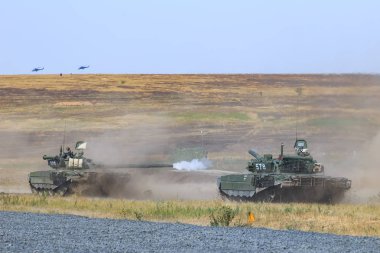 Novocherkassk, Rusya Federasyonu, 26 Ağustos 2017: askeri eğitim zemin ve shoots Rus modern T-90 tankı hareketli