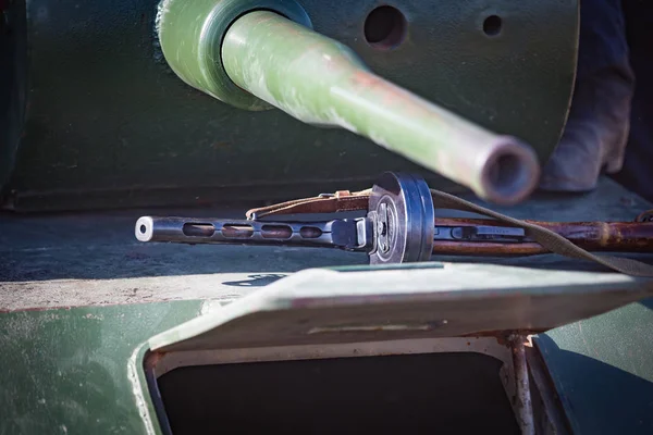 Automatic rifle of the Second World War lies on the armor of the tank — Stock Photo, Image