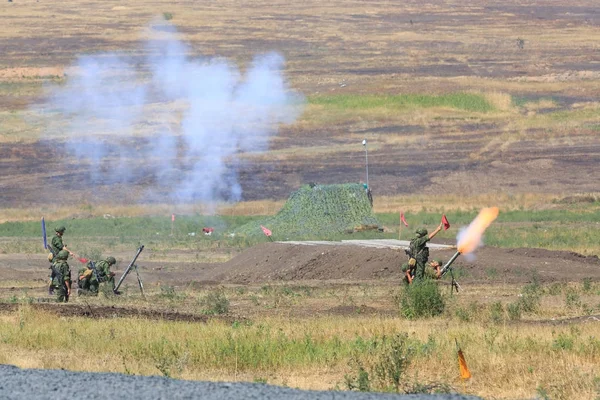 NOVOCHERKASSK, RUSIA, 26 AGOSTO 2017: El destacamento de morteros está disparando incendios durante los juegos militares —  Fotos de Stock