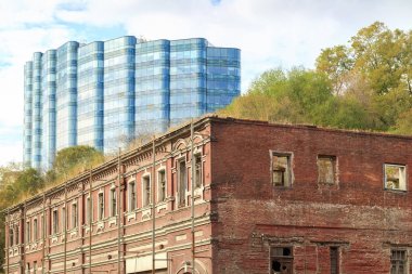 Rostov-On-Don, Rusya, 07 Ekim 2017: eski harap Rostov-on-Don şehre modern highrise bina ve mavi gökyüzü arka plan karşı sokakta bina