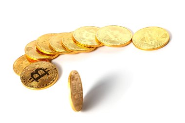 Altın madeni para bitcoin iz ile diğer benzer paraları beyaz arka plan üzerinde inişli çıkışlı olduğunu
