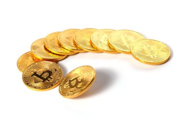 Beyaz bir arka plan üzerinde yarım daire içinde birkaç altın sikke bitcoin iz ile yalan