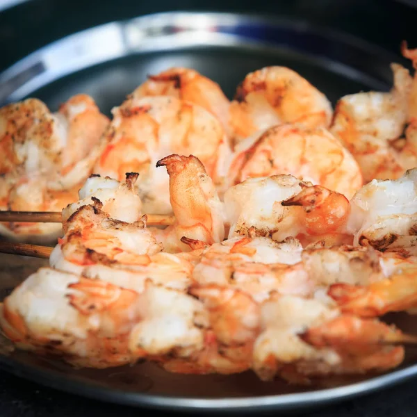 Gegrillte Garnelen liegen auf einem Blech — Stockfoto