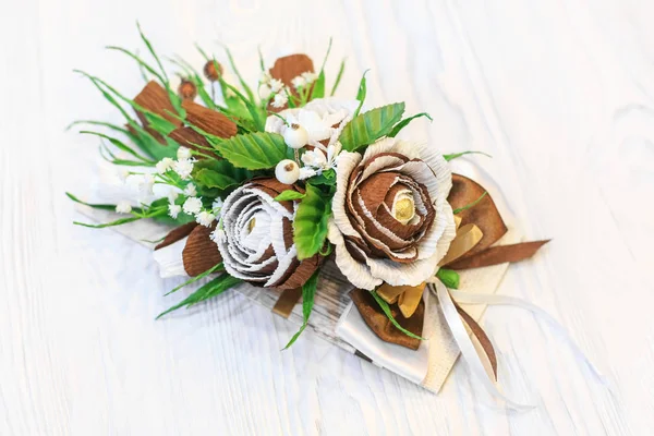 Biglietto di auguri è decorato con un mazzo di fiori artificiali su uno sfondo di legno bianco — Foto Stock