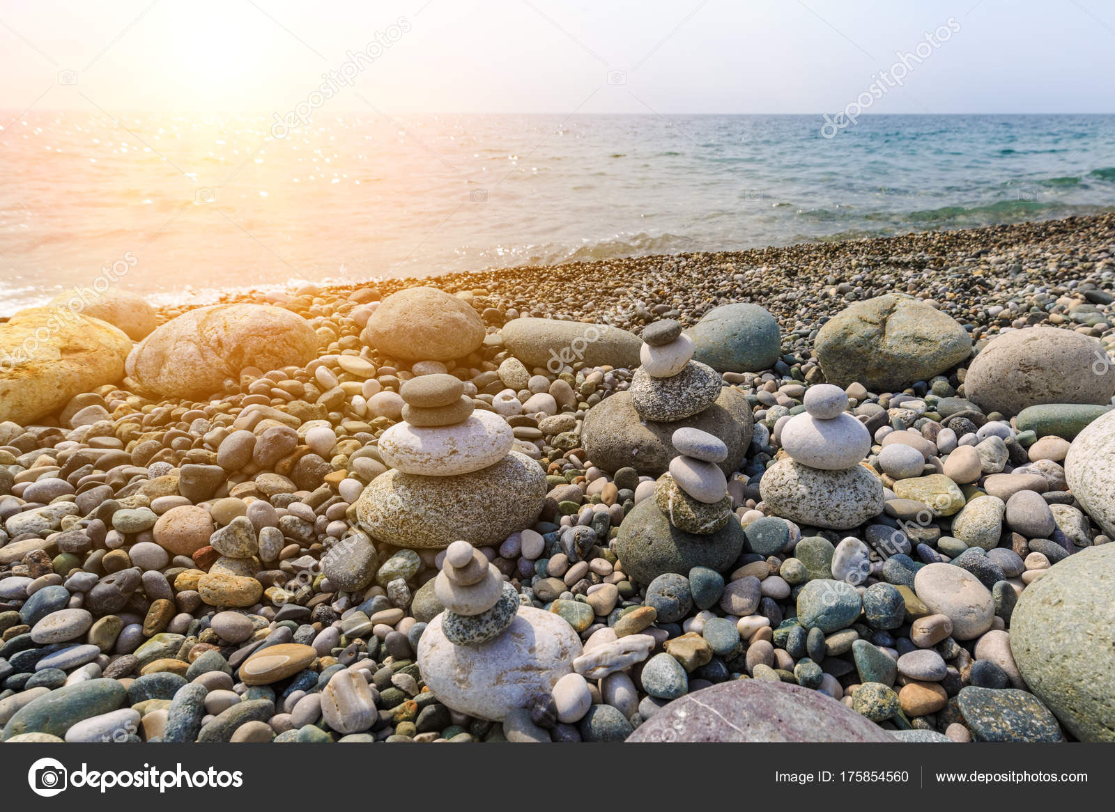 Diverse Piramidi Impilate Ciottoli Sulla Spiaggia Tramonto