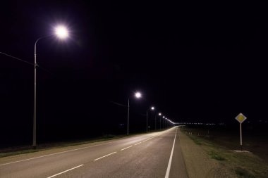Yaz geceleri yalnız asfalt yol