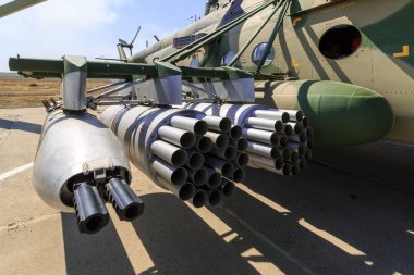 Kadamovskiy eğitim alanı, Rostov bölgesi, Rusya, 26 Ağustos 2017: Uluslararası askeri teknik forum ordu-2017. Silah asılı ve kontrolsüz füzeler askeri helikopter Mi-8amtsh monte için aygıt başlatma