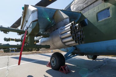 Kadamovskiy eğitim alanı, Rostov bölgesi, Rusya, 26 Ağustos 2017: Uluslararası askeri teknik forum ordu-2017. Füze fırlatma saldırı askeri helikopter Mi - 35m